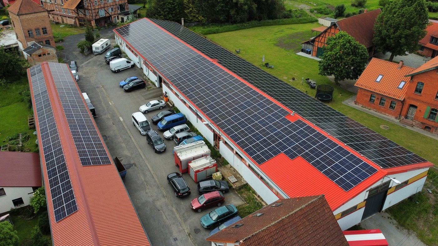 Gewerbebetrieb im Alltag, zwei Hallendächer bereits mit PV belegt